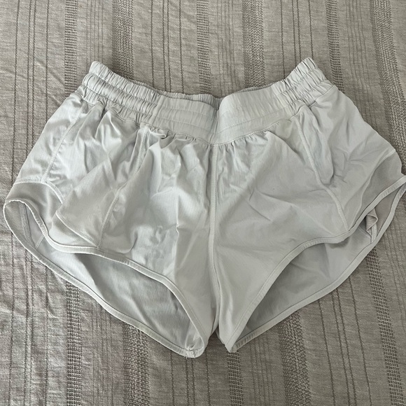 white lululemon hotty hot shorts - Picture 1 of 3